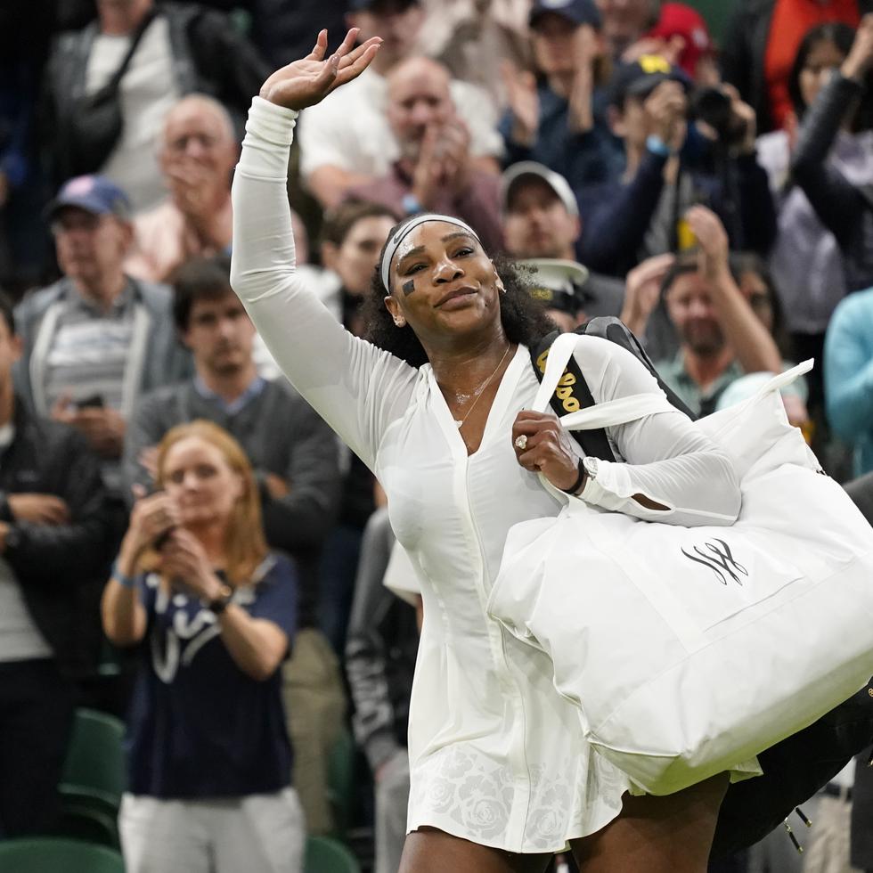 La estadounidense Serena Williams saluda a la afición al salir de la cancha tras su derrota en la primera ronda de Wimbledon ante la francesa Harmony Tan el martes 28 de junio del 2022.