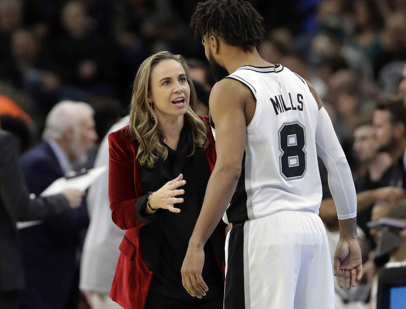 Becky Hammon, exjugadora de la WNBA, está con los Spurs desde 2014. (AP)