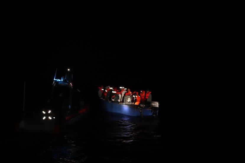 La Guardia Costera interceptó la yola que tenía 25 personas. (Suministrada)