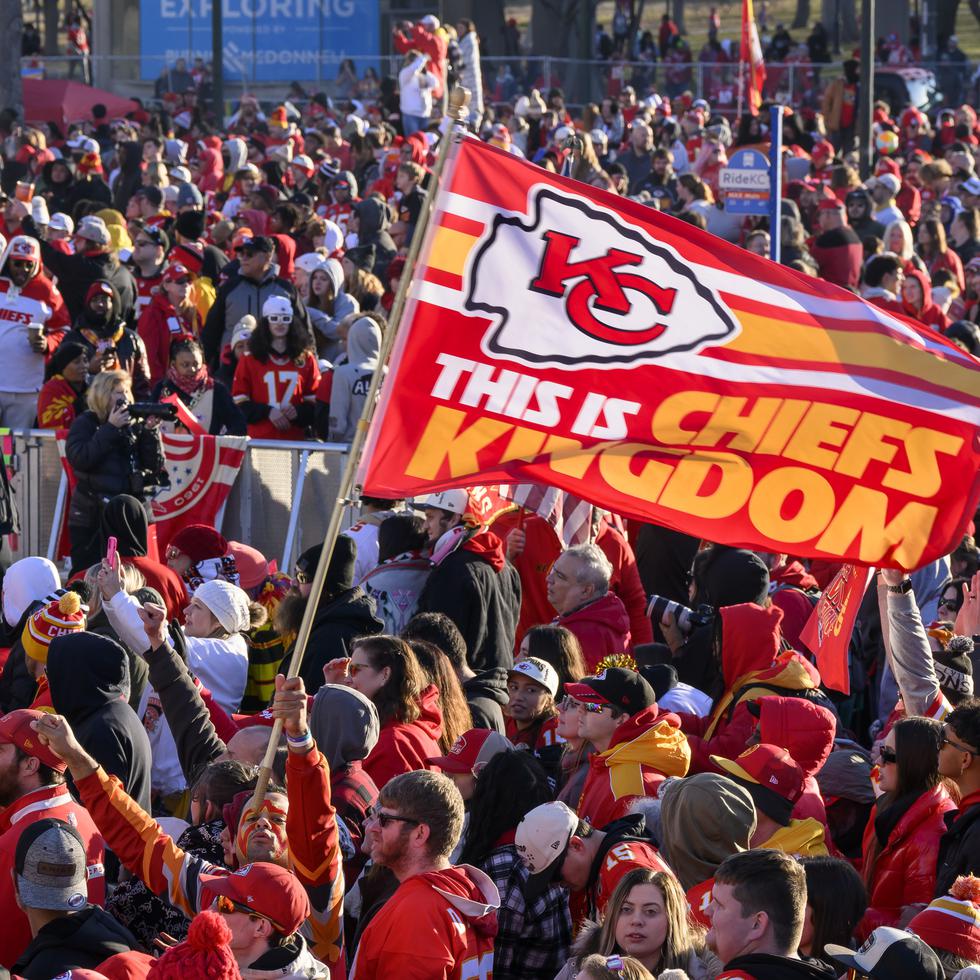 Miles de fanáticos salieron a las calles a celebrar el campeonato con los integrantes de los Chiefs.