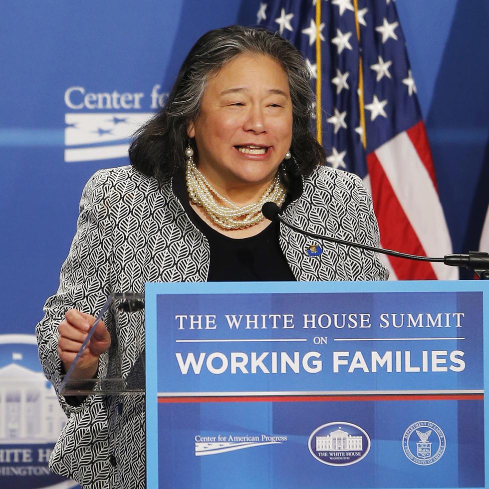 Tina Tchen, quien es abogada, trabajó como asistente del presidente Barack Obama y directora ejecutiva del Consejo de la Casa Blanca sobre Mujeres y Niñas. Cofundó el Fondo de Defensa Legal Time’s Up en 2017, junto con Roberta Kaplan y otras dos mujeres.