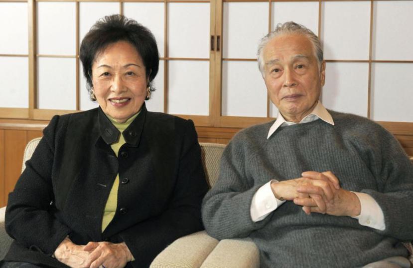 Shumon Miura posa en su hogar junto a su esposa, Ayako Sono. (Captura)