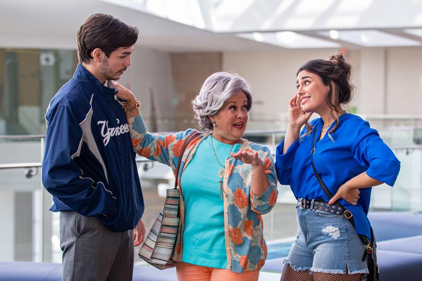 El actor Luis Obed Velázquez, junto a las actrices Magali Carrasquillo y Amanda Rivera, quienes protagonizan una de las historias del musical.