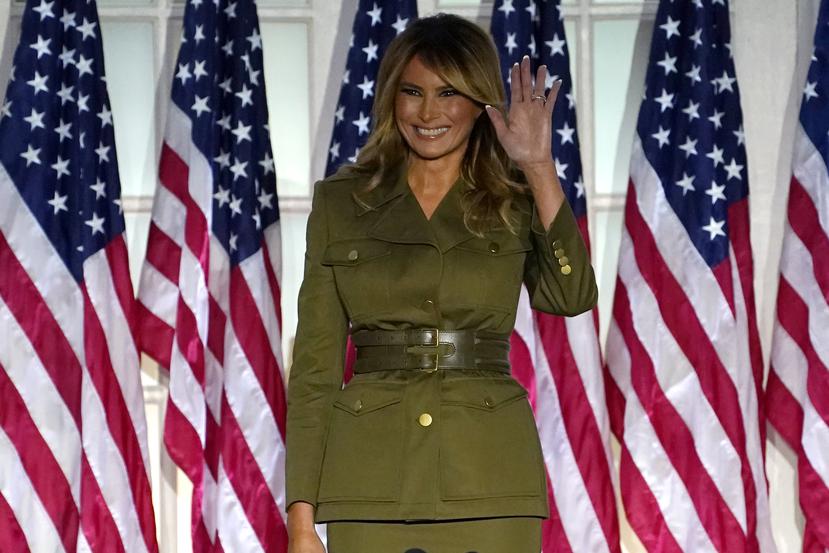 Melania Trump sorprendió tanto con su mensaje como con su vestimenta. (Foto: AP)