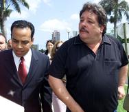 A la derecha, Fernando Toledo, exsecretario de Agricultura, a su llegada al Tribunal federal para entregarse a las autoridades el 28 de abril de 2003.