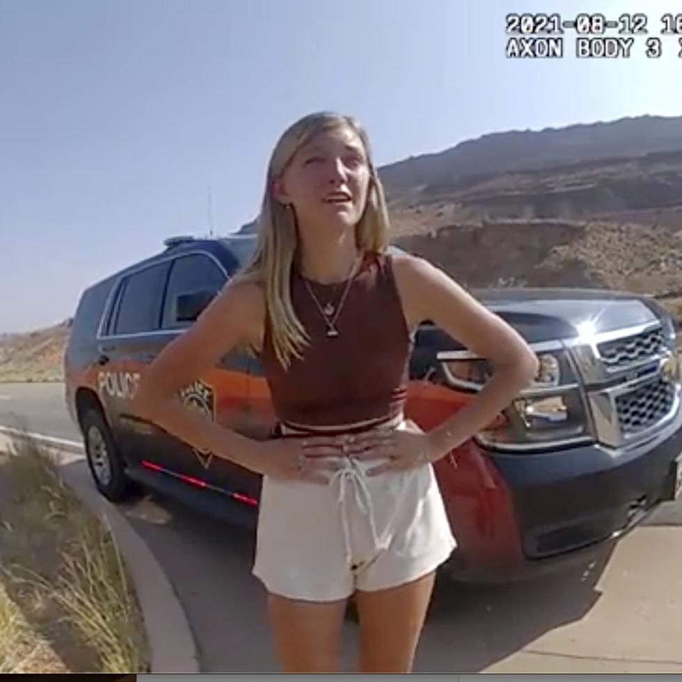 En esta imagen del 12 de agosto de 2021, tomada de una cámara corporal policial, se ve a Gabrielle "Gabby" Petito mientras habla con un agente después de que la policía detuvo la camioneta en que viajaba con su novio, Brian Laundrie, cerca de la entrada al Parque Nacional de los Arcos, en Utah.