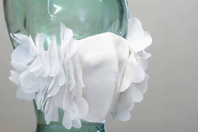 En la mascarilla diseñada por Jaer Cabán se destacaron flores blancas en tela cortadas con la técnica de láser. (Foto: Neidy Rosado)