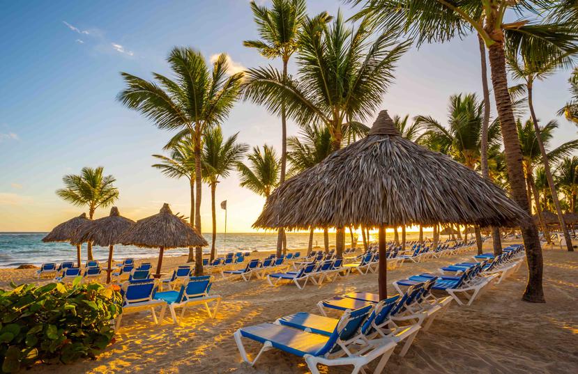 Para el turista que gusta del sol y la playa, y que valora la comodidad y tener todas las amenidades a su alcance, vacacionar en Punta Cana es una opción práctica y asequible. (Shutterstock)