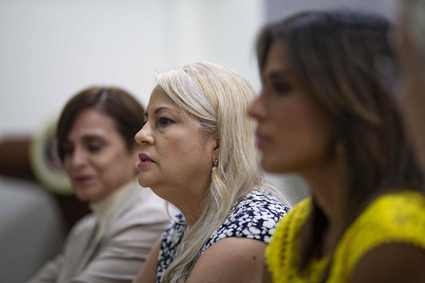 Al centro, Wanda Vázquez junto a Zoé Laboy, secretaria de la Gobernación, y Lersy Boria, procuradora de las Mujeres.