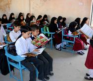 Una estudiante paquistaní da una clase a sus compañeros en la escuela a la que asistía la premio Nobel Malala Yousafzai en el Valle de Swat en Pakistáan, viernes 30 de marzo de 2018. (AP/Naveed Ali)