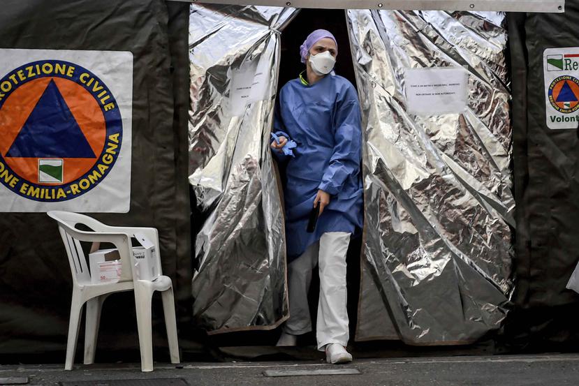 Una paramédica sale de una carpa montada por Proteccion Civil de Italia, en el norte de Italia. (Claudio Furlan/Lapresse via AP)