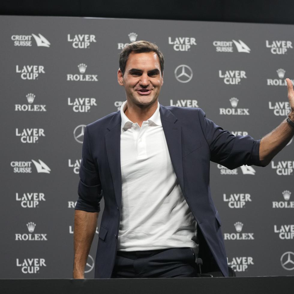 El suizo Roger Federer saluda durante una conferencia de prensa el miércoles en Londres.