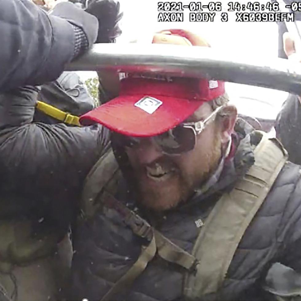 Esta imagen de video tomado por una cámara corporal, muestra a Taylor James Johnatakis durante el asalto al Capitolio en Washington