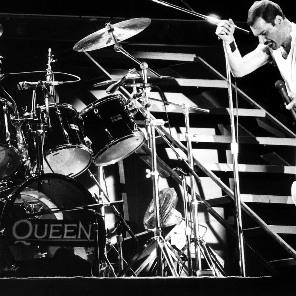 Fotografía de archivo fechada el 2 de agosto de 1986 del cantante Freddie Mercury, líder del grupo británico "Queen", durante su actuación en el Mini Estadi del F.C. Barcelona, en Barcelona.