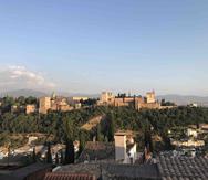 La Alhambra es un hermoso conjunto de palacios, edificios y torres con elaborada arquitectura y fachadas con diseños y textos en árabe.  (Francisco Javier Díaz)