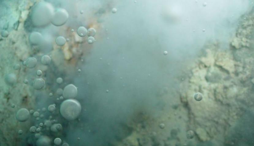 Las reservas de gases, como el dióxido de carbono y el metano, se forman cuando las actividades volcánicas liberan gas. (NOAA Office of Ocean Exploration)
