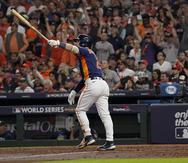 El tercera base de los Astros de Houston, Alex Bregman, observa la trayectoria de la bola luego de conectar un cuadrangular de dos carreras en la quinta entrada.