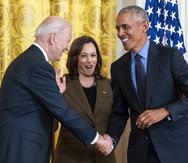 El presidente de Estados Unidos, Joe Biden; la vicepresidenta estadounidense, Kamala Harris; y el expresidente estadounidense Barack Obama en la Casa Blanca, en Washington DC.