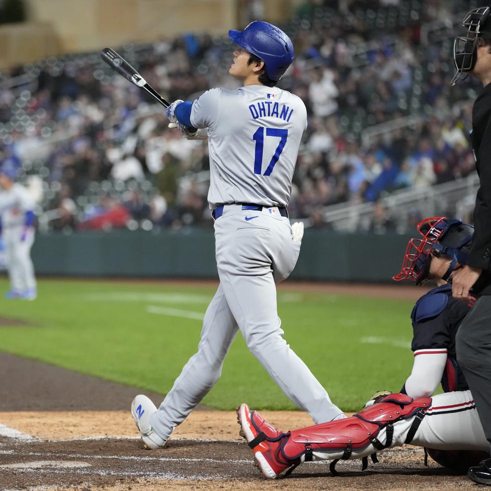 El bateador designado de los Dodgers de Los Ángeles Shohei Ohtani (17) observa su cuadrangular solitario durante la séptima entrada del juego ante Minnesota.