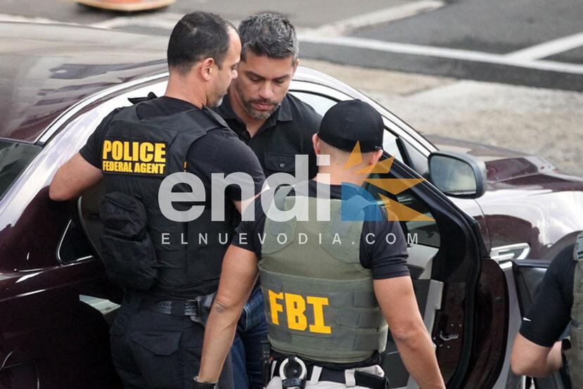 Ramón Orta, ex secretario del Departamento de Recreación y Deportes, es escoltado por agentes federales.