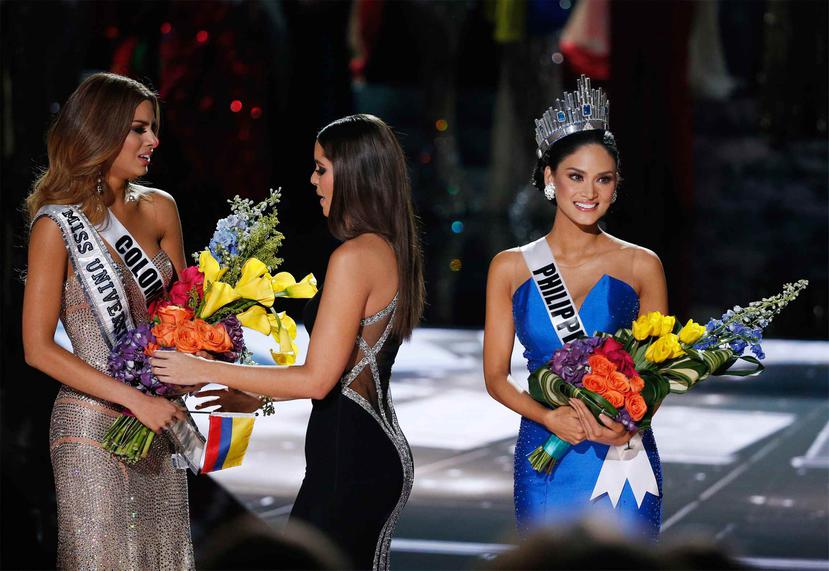 Momento en que Paulina Vega le quita la corona y el ramo a su compatriota colombiana y la entrega a la real ganadora del certamen, Miss Filipinas. (AP)