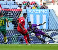 El delantero Breel Embolo anota el primer gol de Suiza, único en el encuentro contra Camerún por el Grupo G del Mundial, en Al Wakrah, Catar.