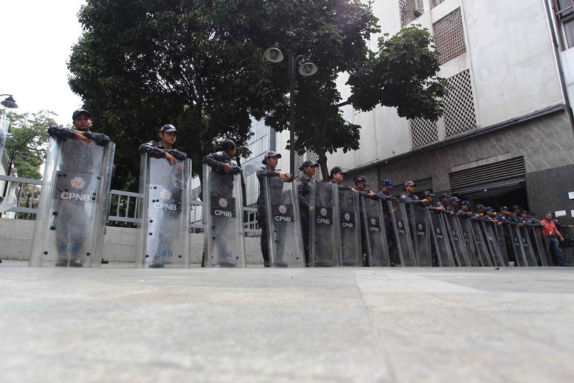 Agentes de las Fuerzas Bolivarianas bloquean el acceso a la sede de la Asamblea Nacional, este martes en Caracas. (EFE)