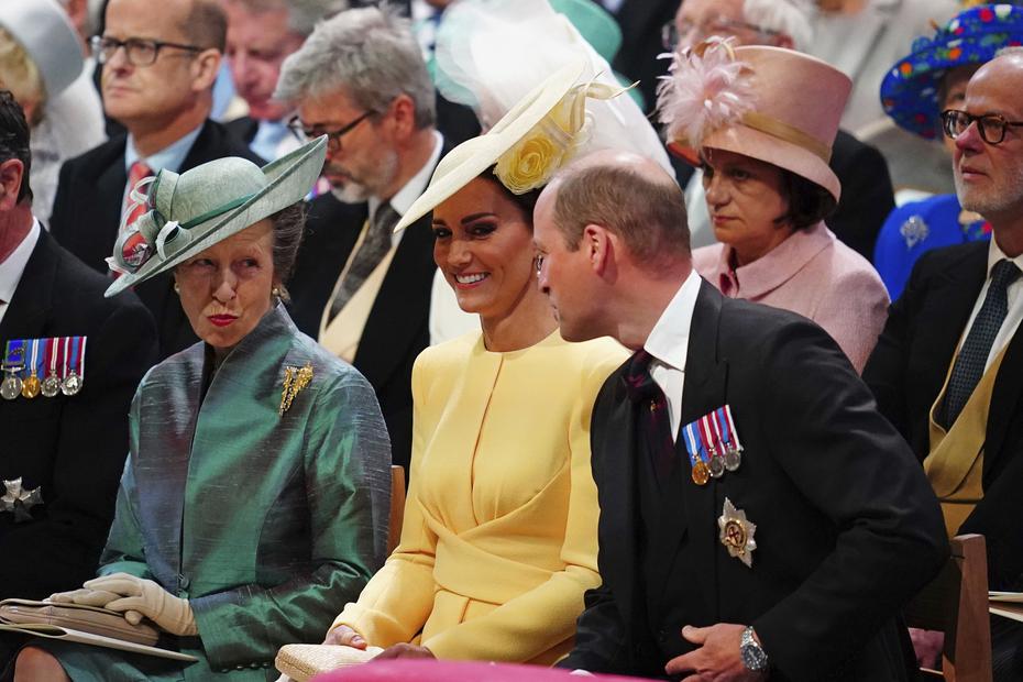 La princesa Anne se sentó junto a Kate y a su sobrino, el príncipe William.
