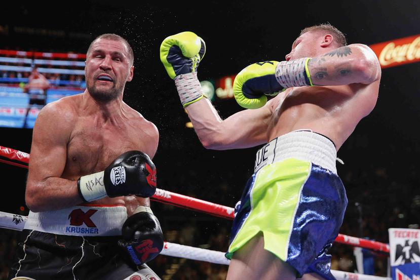 El mexicano Saúl "Canelo" Álvarez propina un puñetazo al ruso Sergey Kovalev durante una pelea por el título de los semipesados por la Organización Mundial de Boxeo, el sábado 2 de noviembre de 2019 en Las Vegas (AP Foto/John Locher)