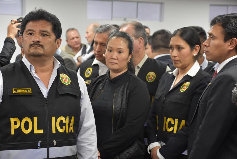 Keiko Fujimori (c), en la Sala Penal Nacional de Perú, custodiada por personal policial. (EFE)