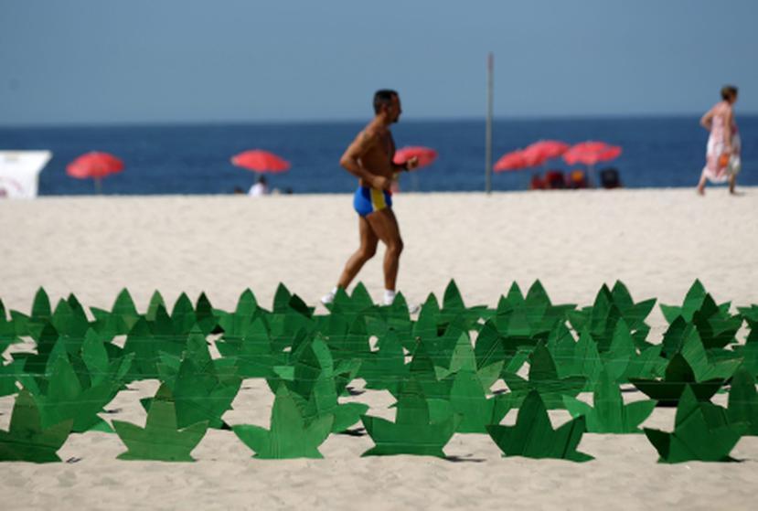 420 réplicas de hoja de marihuana fueron sembradas en la playa de Copacabana, en Río de Janeiro (Brasil), puestas como protesta de los consumidores de la planta que presionan a la Corte Suprema de Justicia que estudia una ley sobre su consumo. (EFE/ Antonio Lacerda)