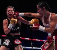 Amanda Serrano golpea a Sarah Mahfoud durante la pelea del pasado sábado en Manchester.