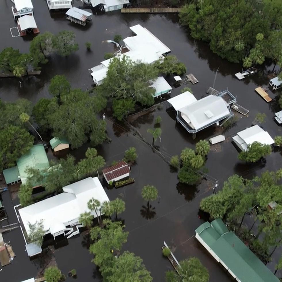 Esta fotografía aérea muestra viviendas rodeadas por inundaciones en Steinhatchee, Florida, el miércoles 30 de agosto de 2023, tras el paso del huracán Idalia.