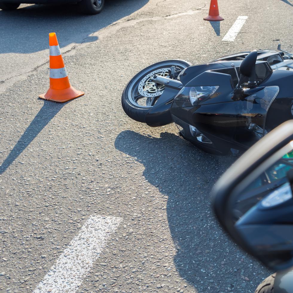 Un motociclista murio y otro se debate entre la vida y la muerte luego que ambos impactaran en la noche del jueves un automóvil que era conducido por un octogenario.