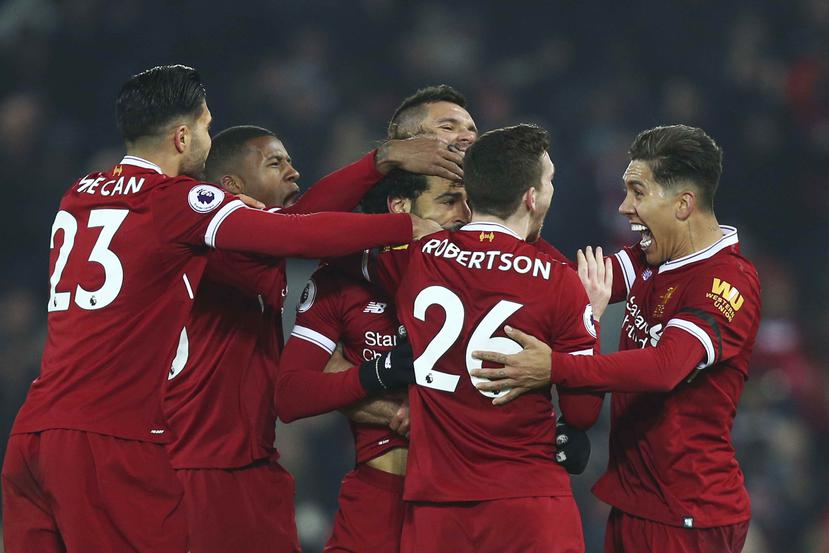 Mohamed Salah (centro) es felicitado por sus compañeros del Liverpool, tras anotar el cuarto tanto ante el Manchester City. (AP / Dave Thompson)