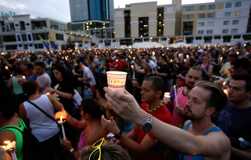 Vigilia en honor a las víctimas del crimen de odio en el que 49 personas, 23 de ellas boricuas, fueron asesinadas en la discoteca Pulse en Orlando, Florida. (AP / John Raoux)
