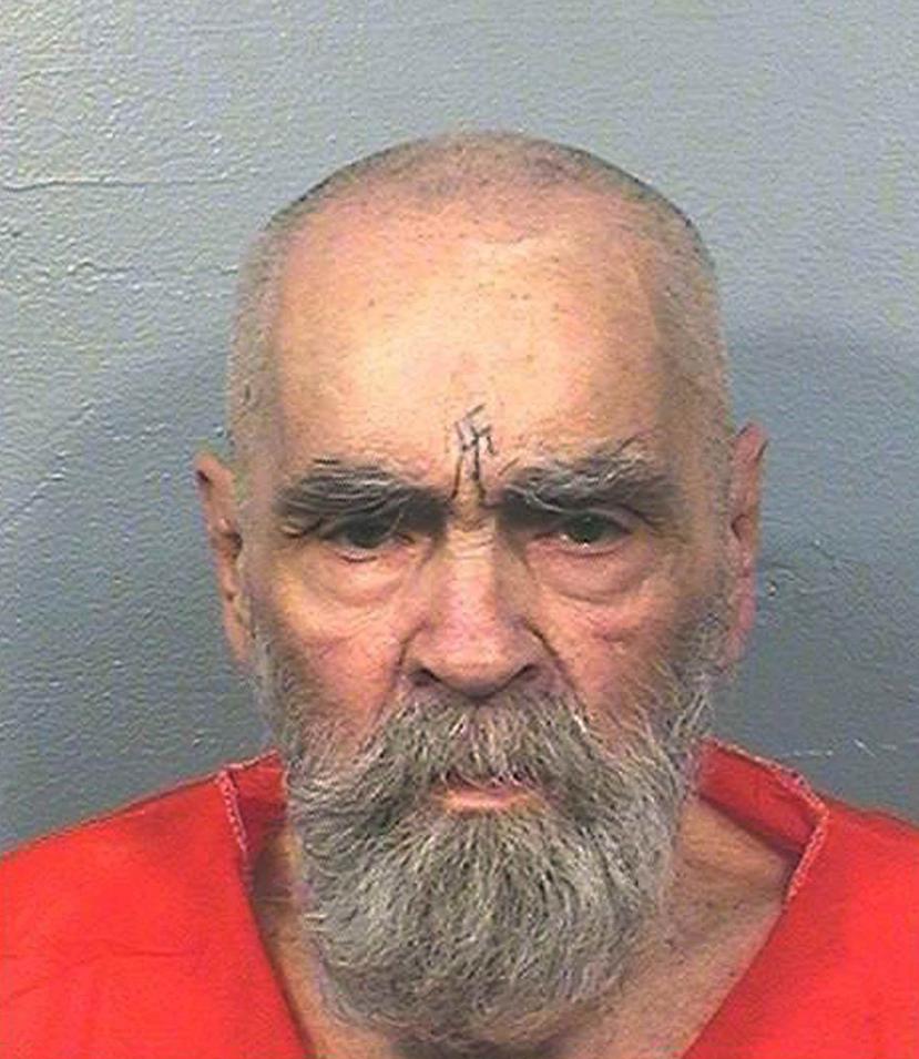 El certificado de defunción fue emitido el lunes por el condado de Kern y dice que Manson murió minutos después de que su corazón dejó de latir, pero que él había estado padeciendo de insuficiencia respiratoria durante días. (AP)