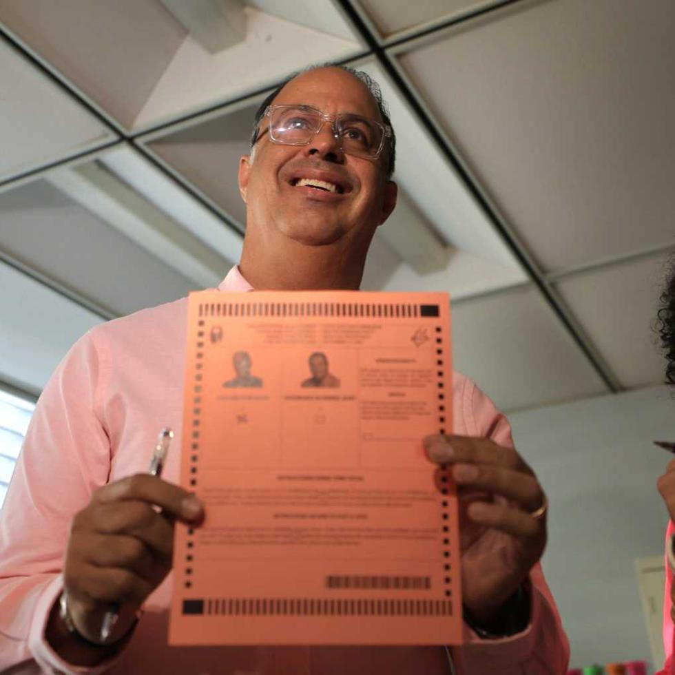 Juan Oscar Morales emite su voto para la elección especial para cubrir la vacante de senador por el Distrito I en la escuela Berwind Estates en la cual no había luz.