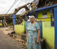 María Generosa Román Rivera frente a su casa en Las Parcelas Soledad de Mayagüez, a la que le cayó encima un árbol.