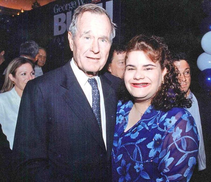 Jenniffer González junto a George H.W. Bush. (Suministrada)