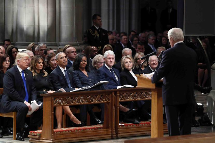 El presidente Donald Trump (extrema izquierda) escucha al expresidente George W. Bush durante el funeral de su padre, George H.W. Bush. (AP / Alex Brandon)