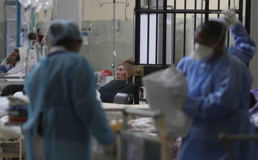 Pacientes descansan en el hospital 2 de Mayo en Lima, Perú, el 11 de junio de 2019. El Ministerio de Salud de Perú reconoció un brote atípico del síndrome de Guillain-Barré. (AP/Martín Mejía)
