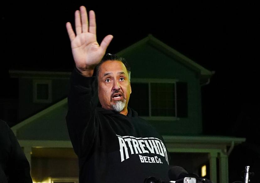 Richard Fierro gesticula mientras habla durante una conferencia de prensa frente a su casa sobre sus esfuerzos para someter al pistolero en el tiroteo del sábado en el Club Q, el lunes 21 de noviembre de 2022, en Colorado Springs, Colorado.