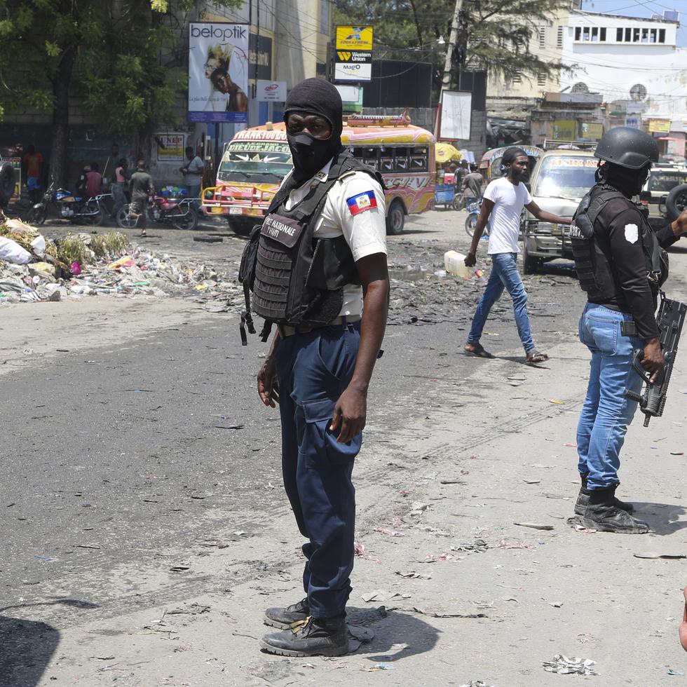 Dos agentes de la policía resultaron heridos y un número no especificado de pandilleros murió en el enfrentamiento del sábado frente a la costa de la capital haitiana.