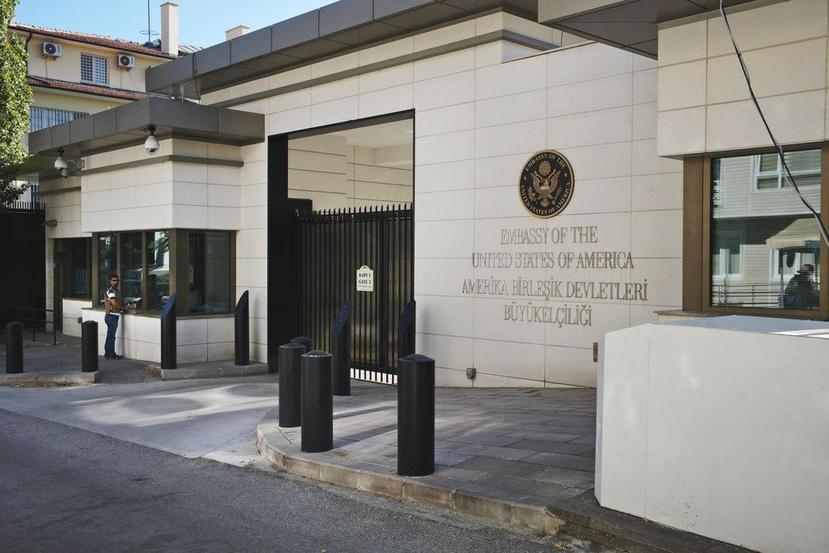 Imagen de la entrada de la embajada de Estados Unidos en Ankara, Turquía. (AP / Burhan Ozbilici)