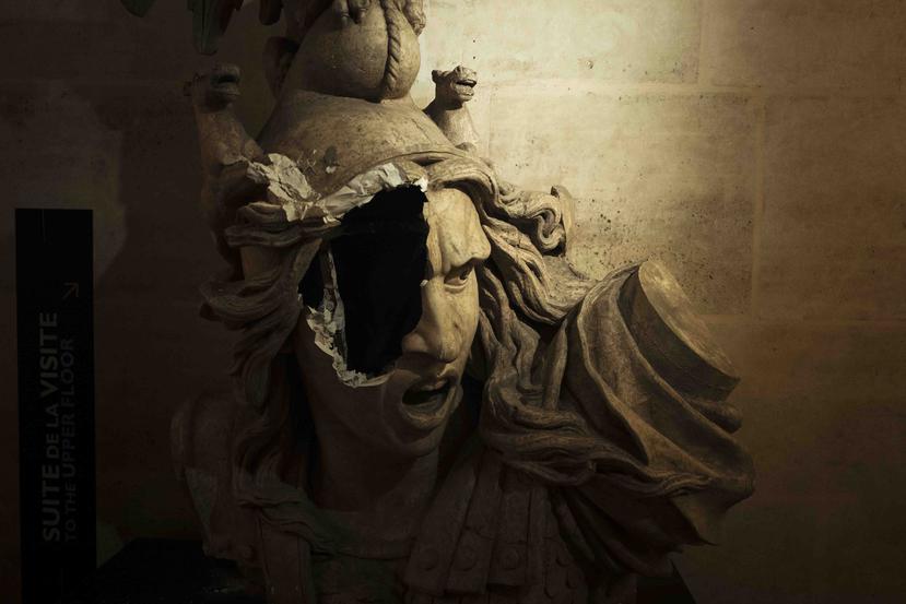 Una escultura rota de Marianne, símbolo de la República Francesa, aparece dañada en la galería dentro del Arco de Triunfo durante una manifestación el sábado 1 de diciembre de 2018 en París. (AP)