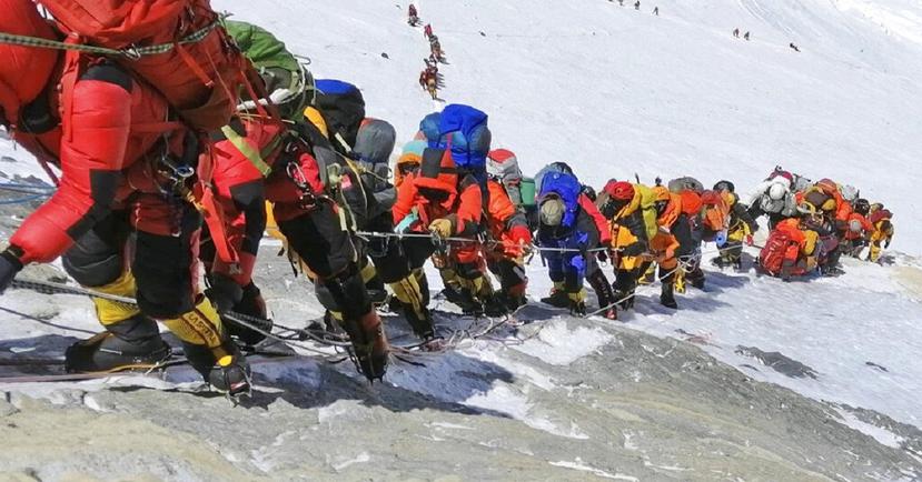 Se estima que cerca de 600 montañistas lograron alcanzar la cima del monte más alto del mundo. (AP)