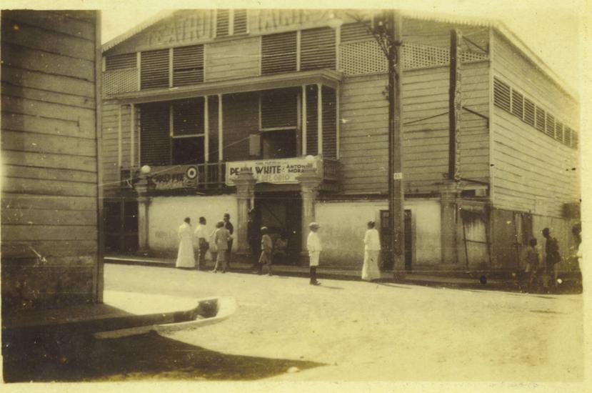 Foto histórica del Teatro Yagüez original, en su estructura de madera.