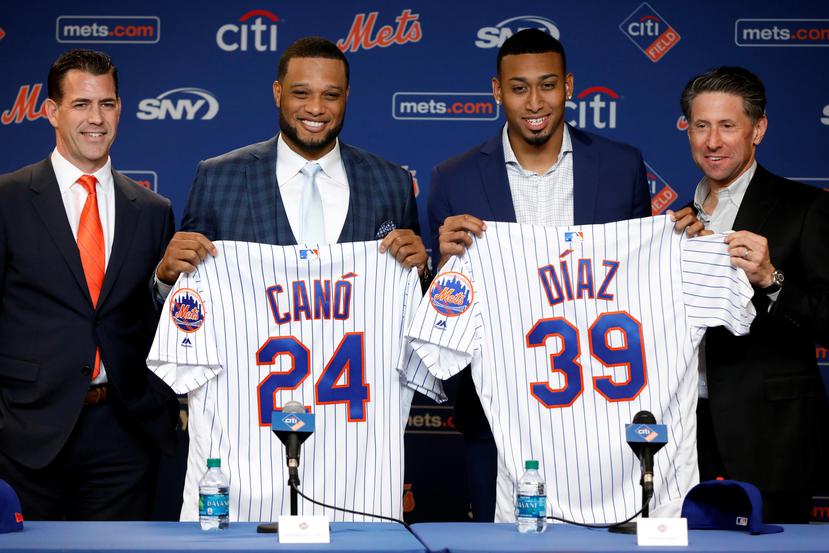 Canó y Díaz mostrando sus respectivas camisetas de los Mets. (AP)