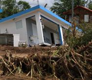Tras las intensas inundaciones, una casa se hundió en un terreno del barrio Villa Esperanza, en Salinas.